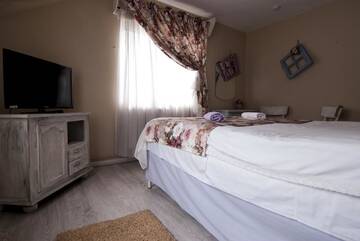 Фото номера Двухместный номер с 1 кроватью и общей ванной комнатой, вид на город Дома для отпуска Casa Georgea г. Сэчеле 8